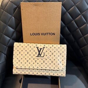 Fashion Louis Vuitton Beige and Black Monogram makeup brushes and comes with box